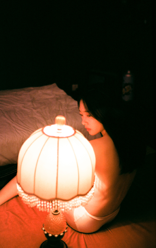 【蜗牛扑克】「純潔少女」的上空房間寫真！陰暗房間中沈靜的情慾流動，小清新也可以很性感！