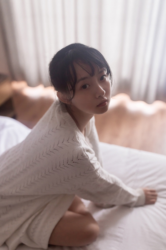充滿幸福味道的下午時光！「甜美少女」清新又略帶憂鬱的房間寫真！