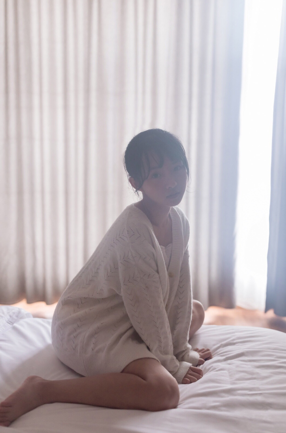 充滿幸福味道的下午時光！「甜美少女」清新又略帶憂鬱的房間寫真！