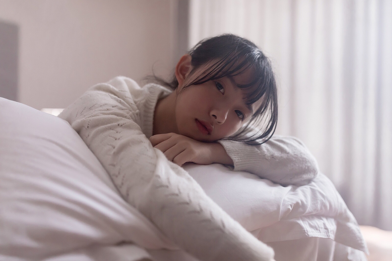 充滿幸福味道的下午時光！「甜美少女」清新又略帶憂鬱的房間寫真！