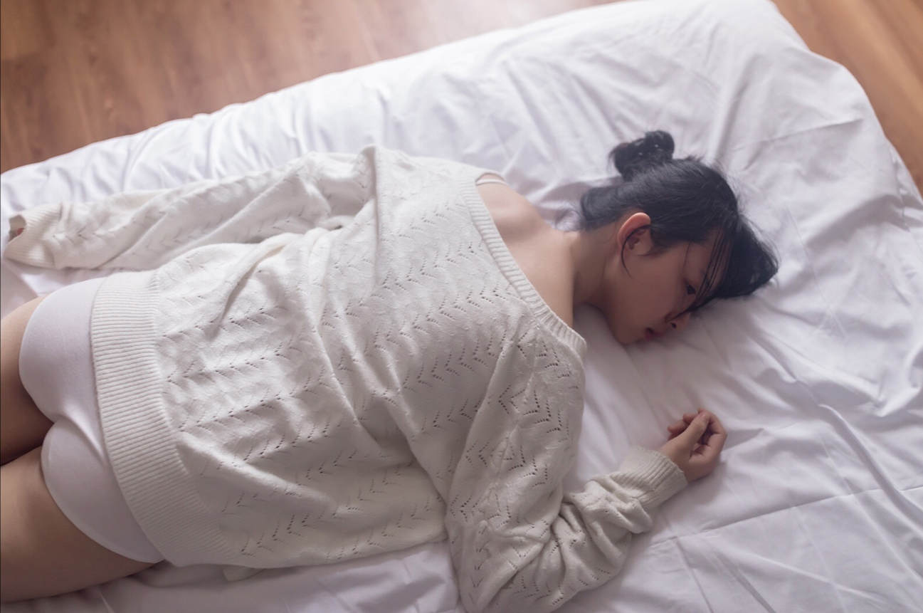 充滿幸福味道的下午時光！「甜美少女」清新又略帶憂鬱的房間寫真！