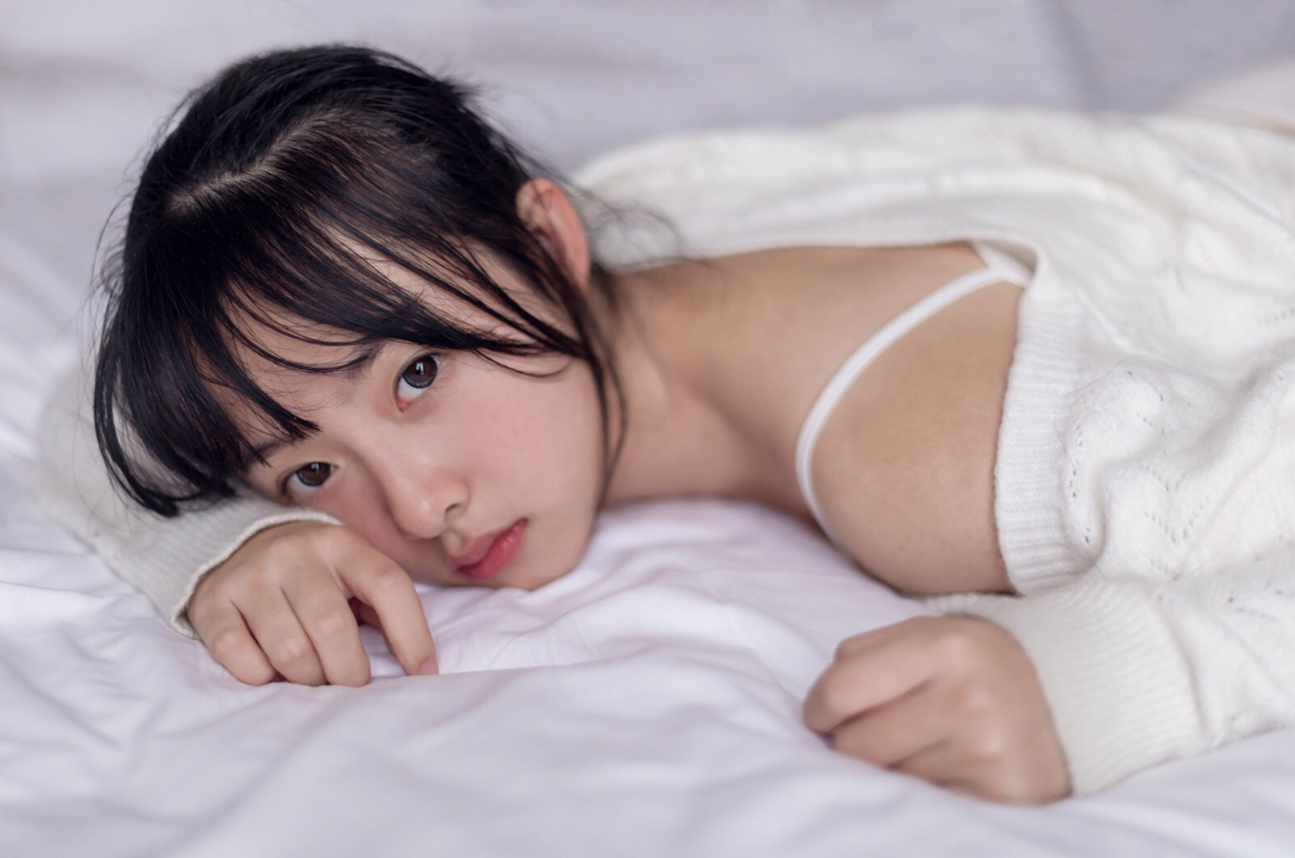 充滿幸福味道的下午時光！「甜美少女」清新又略帶憂鬱的房間寫真！