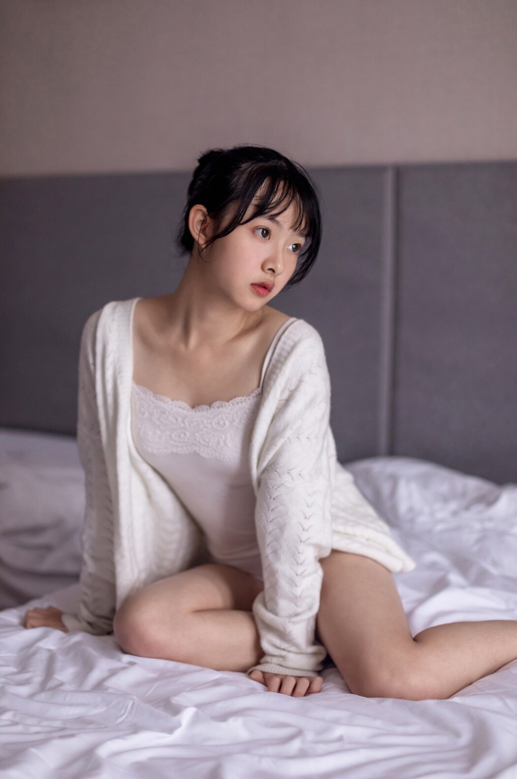充滿幸福味道的下午時光！「甜美少女」清新又略帶憂鬱的房間寫真！