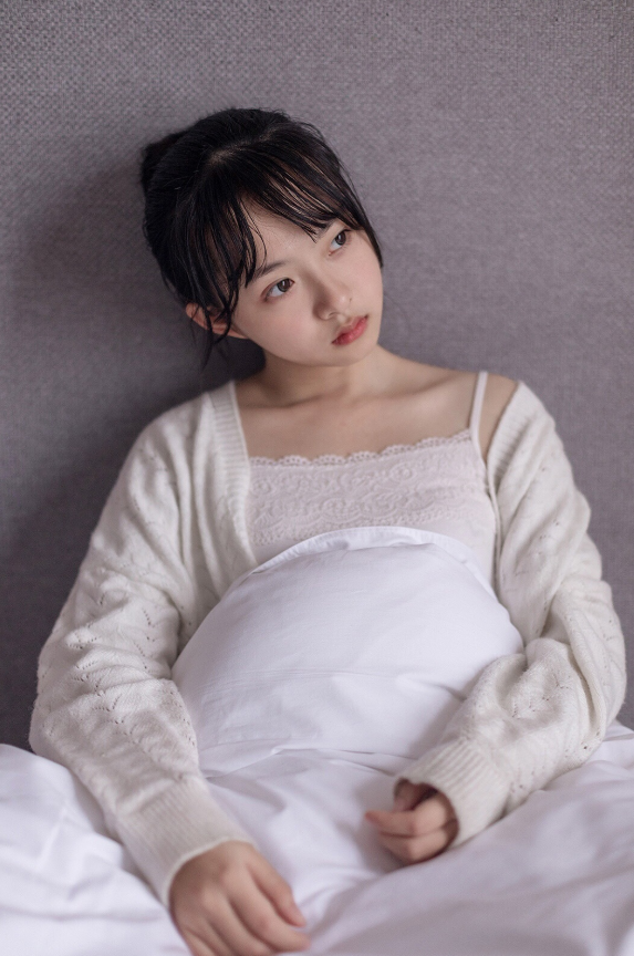 充滿幸福味道的下午時光！「甜美少女」清新又略帶憂鬱的房間寫真！