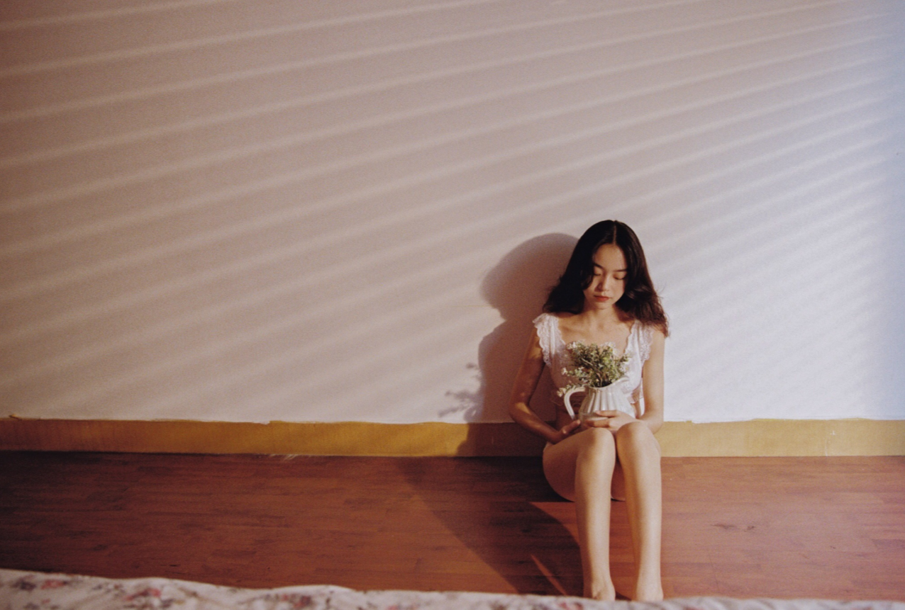 「氣質正妹」寧靜的午後寫真！纖細女體與光影的絕妙搭配，恬淡優雅的視覺饗宴！