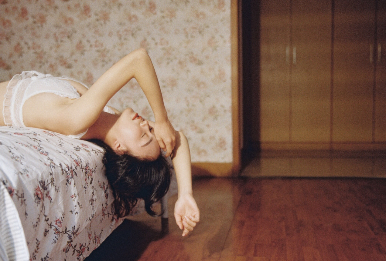 「氣質正妹」寧靜的午後寫真！纖細女體與光影的絕妙搭配，恬淡優雅的視覺饗宴！