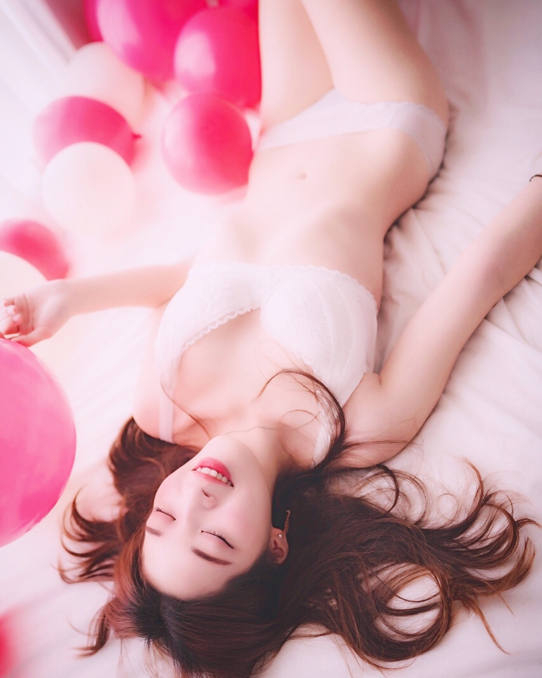 「美乳正妹」挑戰尺度極限！無限接近全裸的女體寫真，與甜美氣質的巨大反差！