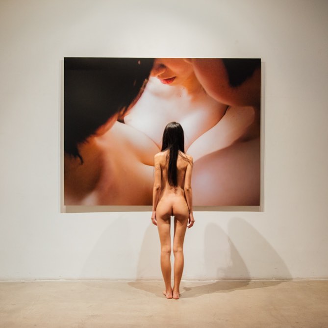 文青逛展也要裸體！強國情色藝術師「九口走召」直接呈現女體與情欲交織的畫面
