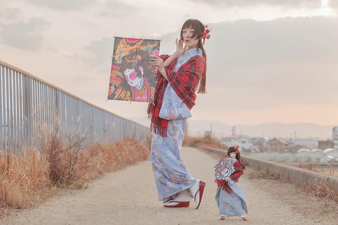 【捕鱼王】妖女系正妹藝術家「Taro」自拍的最高境界，與迷你分身四處自拍的魔幻日常！