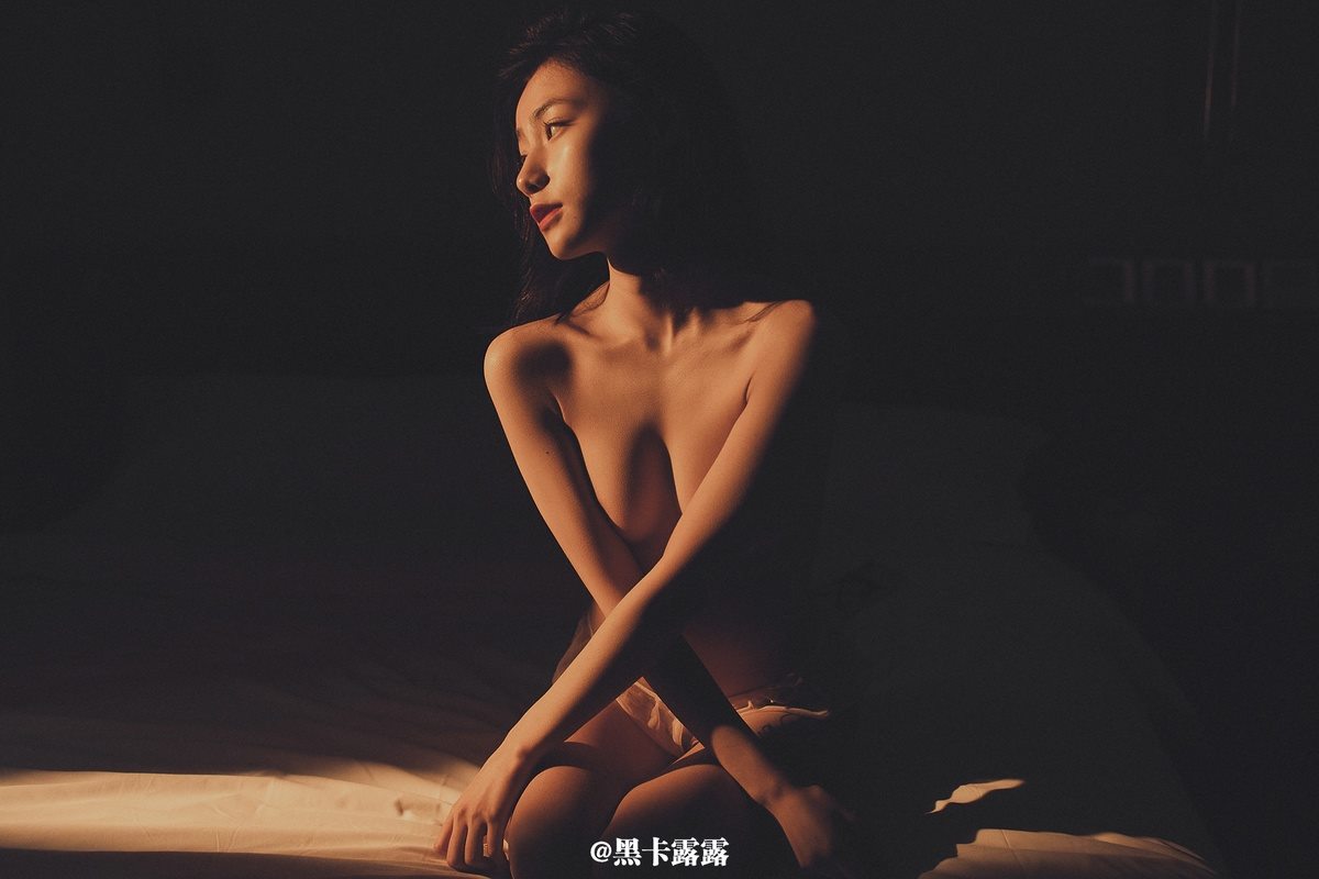 【6upoker】突破黑暗的裸體寫真！強國攝影師「黑卡露」用一支燈就拍出絕美胴體曲線的神祕感