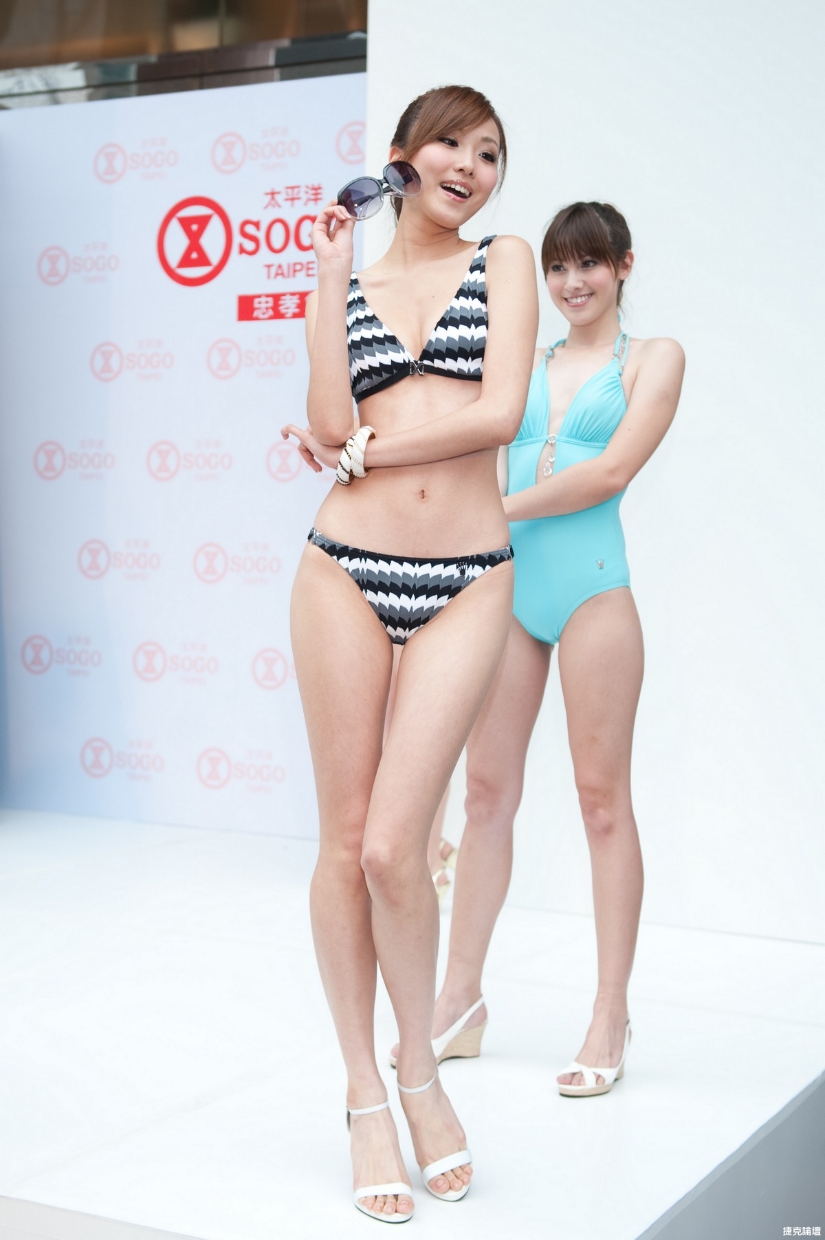 【show gir系列】太平洋SoGo忠孝館伊林model泳裝秀【37P】 - 貼圖 - 絲襪美腿 -