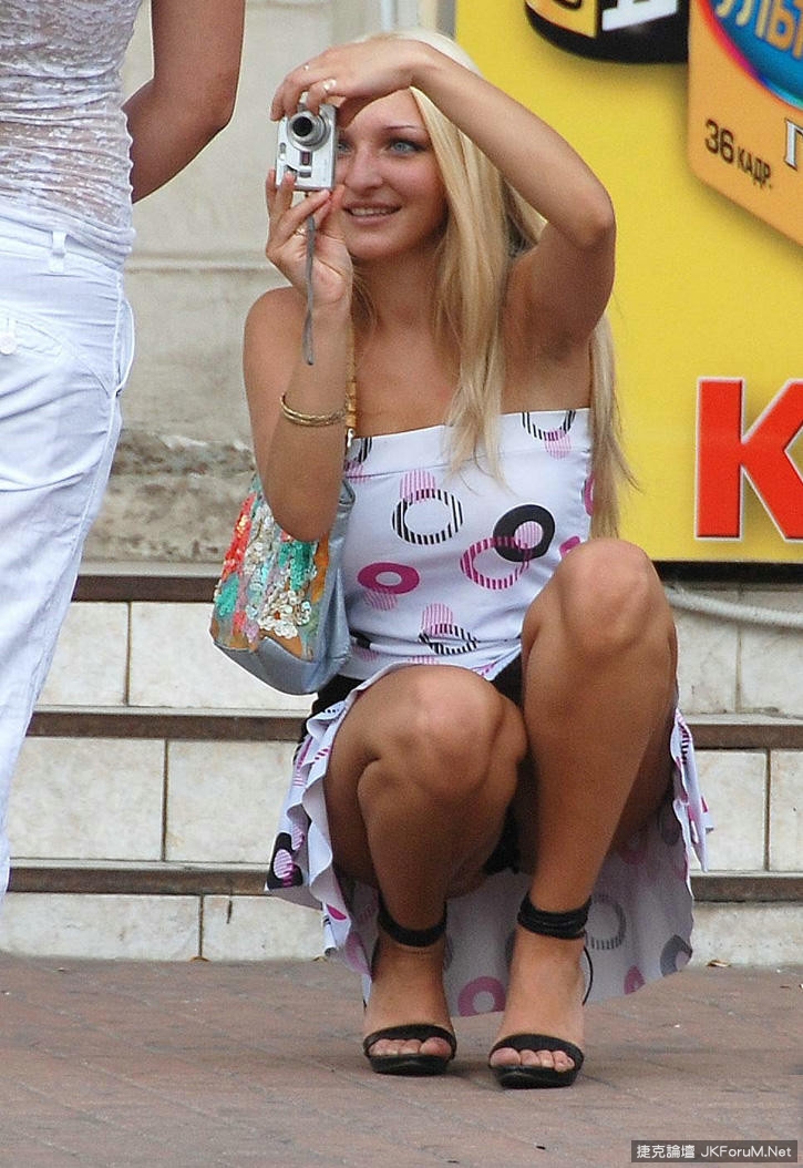 Трусы просвечиваются через платье. Заглядываем девушкам под юбки. Летние девушки подсмотренное. Подсмотреть картинки. Подсмотренные стринги.