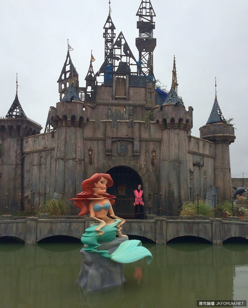 「成人版迪士尼樂園」Dismaland 限時開放中　黃牛票喊價十五萬元！