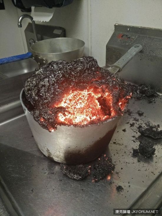 《覺得料理很難的瞬間》不小心製造出超越暗黑物質的溶岩…
