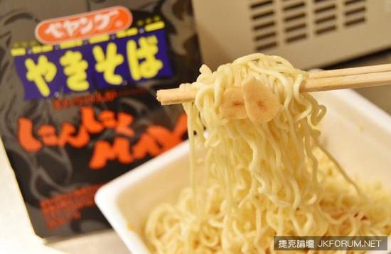 《大蒜濃度MAX泡麵》吃完後連吸血鬼都不敢靠近你（誤）