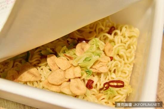 《大蒜濃度MAX泡麵》吃完後連吸血鬼都不敢靠近你（誤）