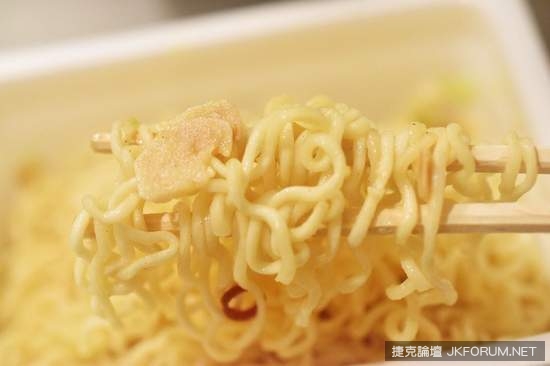 《大蒜濃度MAX泡麵》吃完後連吸血鬼都不敢靠近你（誤）