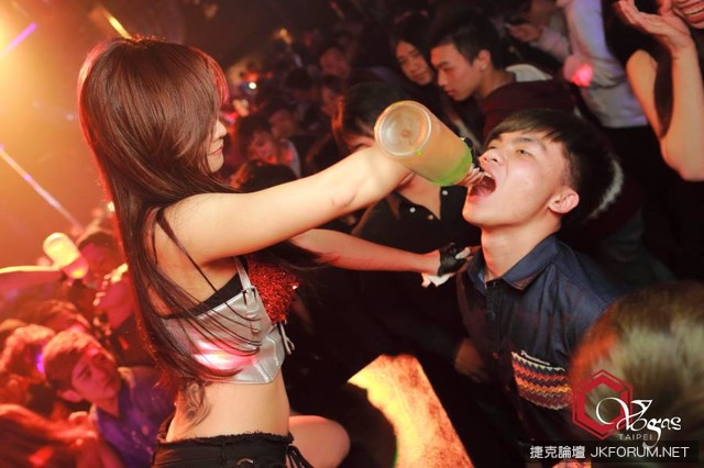 夜店辣妹就是這麼正啊!!不然勒? - 夜店辣妹 -