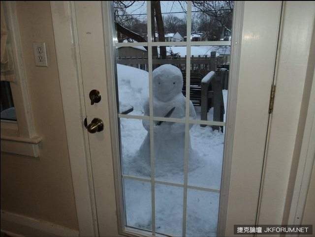『驚悚雪人』在路上看到這樣的雪人還是快跑吧(?!)