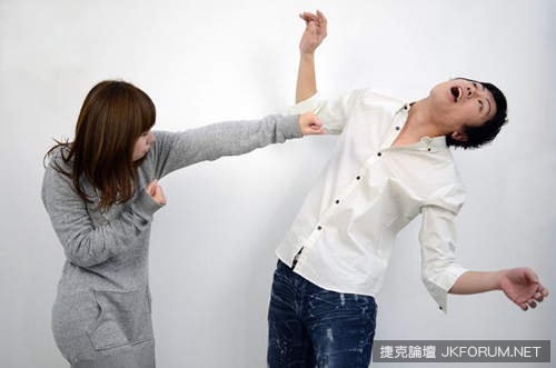 《老公喜歡巨乳》貧乳老婆發現真相後做出了意想不到的事（囧）