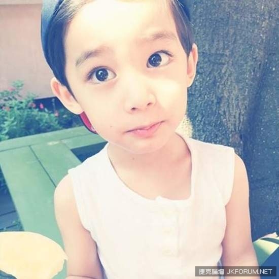 這位韓國混血小正太不只帥還是網拍界的小天王，才 4 歲的他已經完全讓姊姊們都淪陷了！