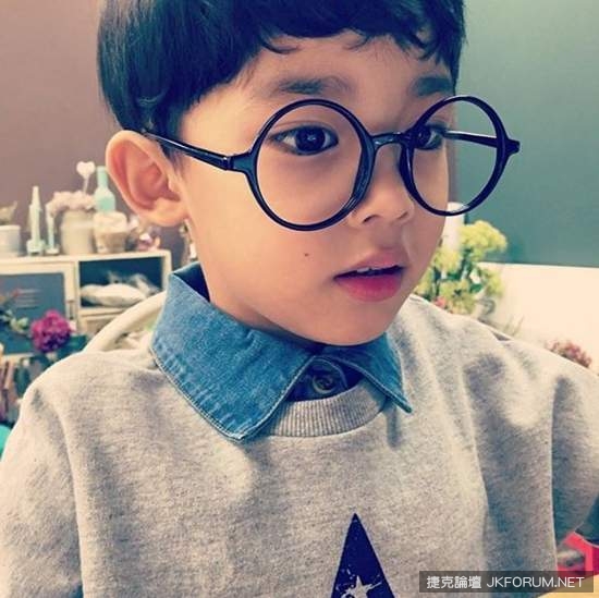 這位韓國混血小正太不只帥還是網拍界的小天王，才 4 歲的他已經完全讓姊姊們都淪陷了！