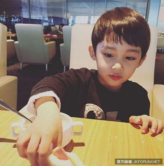 這位韓國混血小正太不只帥還是網拍界的小天王，才 4 歲的他已經完全讓姊姊們都淪陷了！