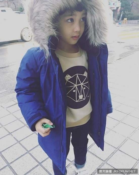 這位韓國混血小正太不只帥還是網拍界的小天王，才 4 歲的他已經完全讓姊姊們都淪陷了！
