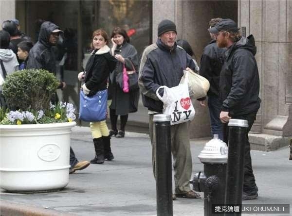 她給了流浪漢一片披薩，還為了冷掉而道歉！事後她驚呼原來流浪漢是&#8230;.