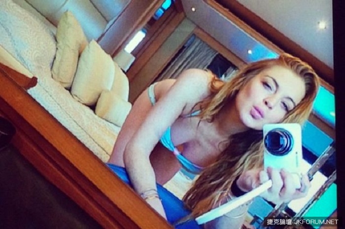 Lindsay-Lohan-Boob-Selfie.jpg
