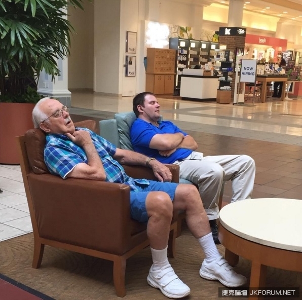 男人最悲傷的一刻 就是等待另一半Shopping時！