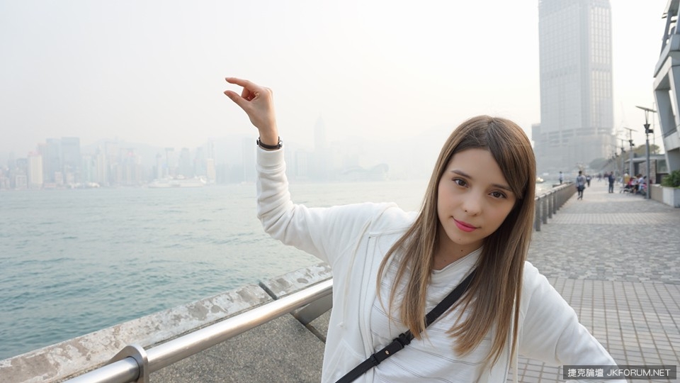 混血正妹求ps太陽在手裡　不能免俗的被惡搞啦！