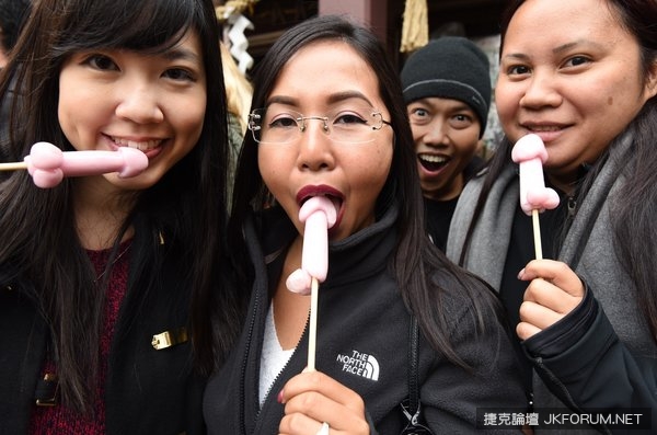 日女大解放　在街上大舔肉棒不害臊！這個節日讓人好想參加啊