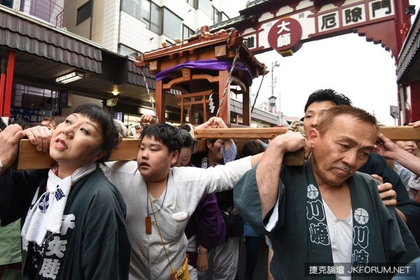 日女大解放　在街上大舔肉棒不害臊！這個節日讓人好想參加啊