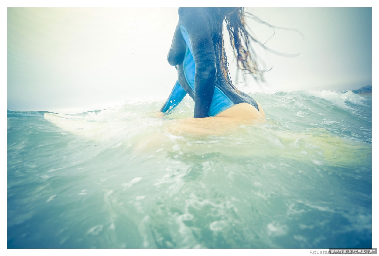 辣妹海邊衝浪卻驚見她裸體又露點！原來是人體藝術啊