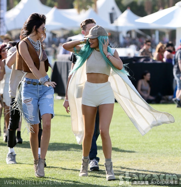 Kendall_Jenner_Kylie_Jenner_Coachella_2015.jpg