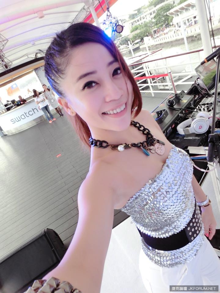 網路瘋傳！「燈泡珍奶姐妹花」的創意廣告影片讓人吞口水