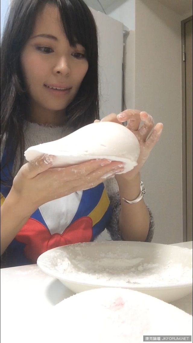 日本女優G奶料理又有新招！這次依然沒人在乎食物好不好吃&#8230;