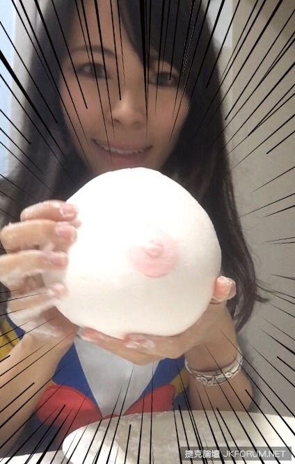 日本女優G奶料理又有新招！這次依然沒人在乎食物好不好吃&#8230;