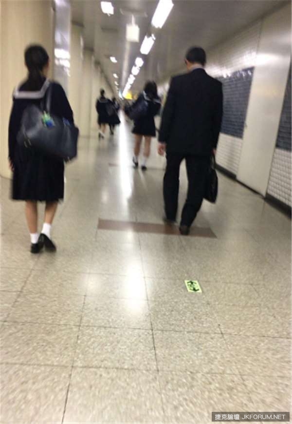 日本電車奇景之一！女高中生居然當眾露底褲&#8230;太羞惹