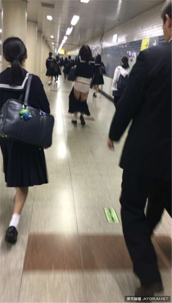 日本電車奇景之一！女高中生居然當眾露底褲…太羞惹