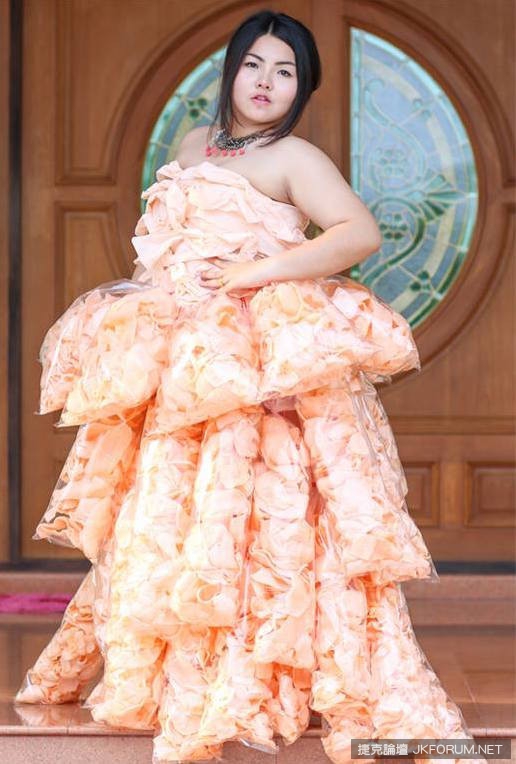 泰國Sine Benjaphorn 少女用「蝦餅」作出第2件超美坎城華服