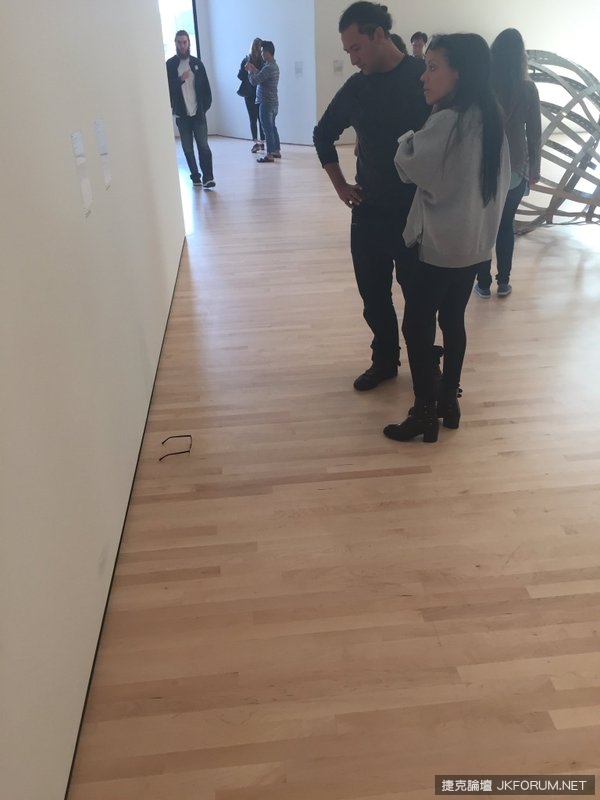 一名男子實驗將自己的眼鏡放在美術館地板　結果真的被當作藝術作品圍觀&#8230;