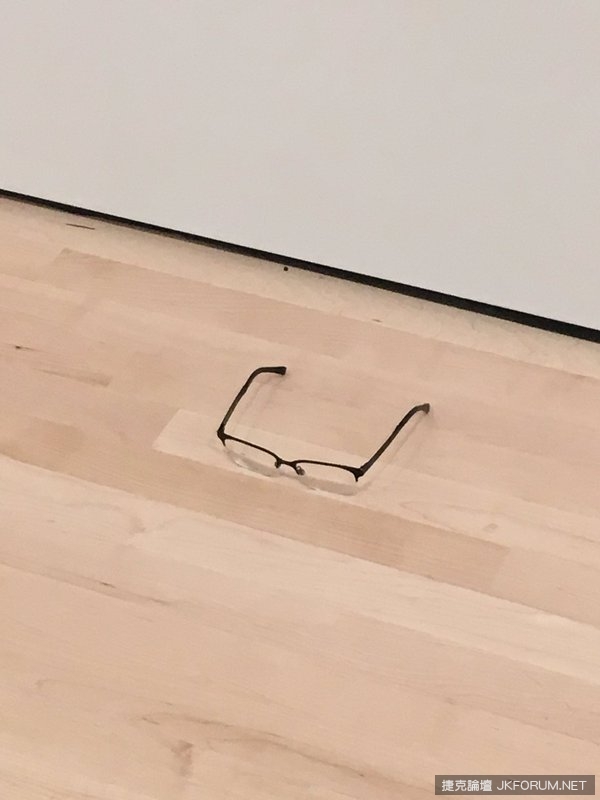 一名男子實驗將自己的眼鏡放在美術館地板　結果真的被當作藝術作品圍觀&#8230;