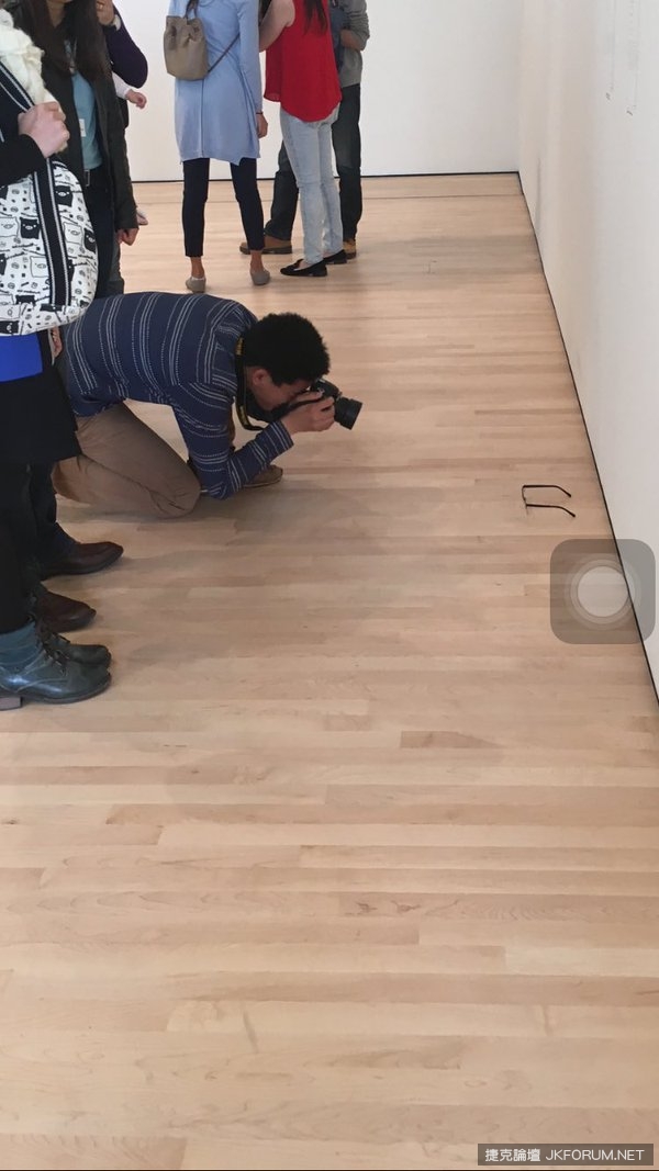 一名男子實驗將自己的眼鏡放在美術館地板　結果真的被當作藝術作品圍觀&#8230;