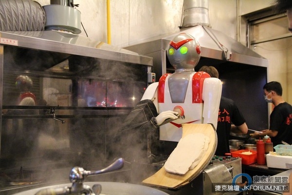用機器人削麵 4 年省下百萬　台中麵店老闆：比真人強
