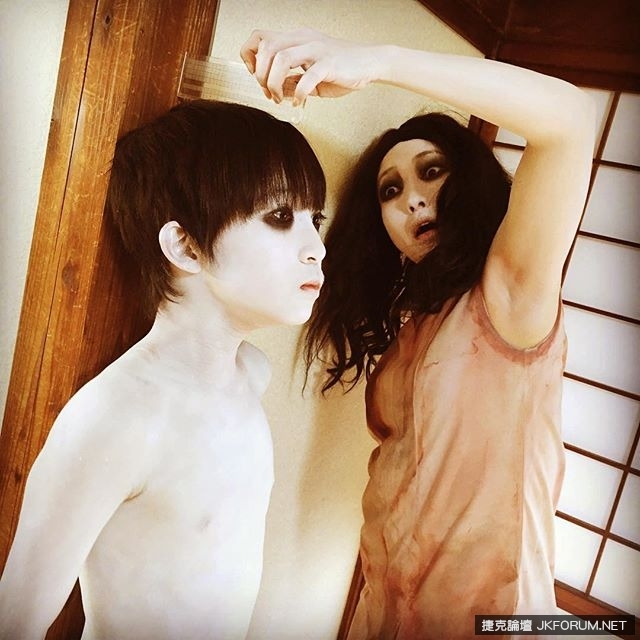 《貞子vs.伽椰子》爆笑電影宣傳又來了，這次為職棒開球畫面超詭異的啦！