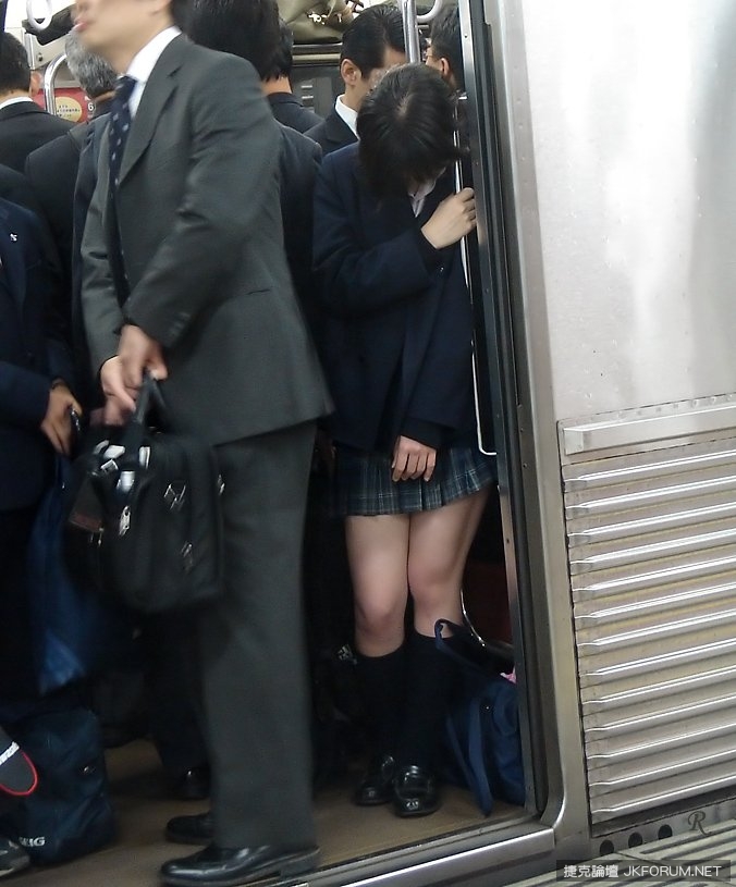 《日本滿員電車》什麼爆笑事都可能發生&#8230;最後一張是怎摸惹？！