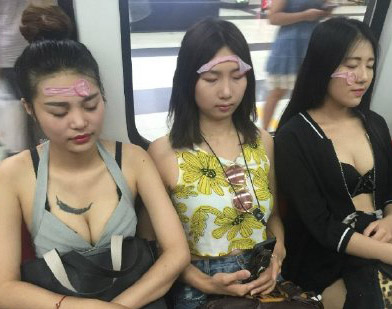 這根本都市奇景吧&#8230;捷運裡竟有《正妹用保險套敷臉》？！