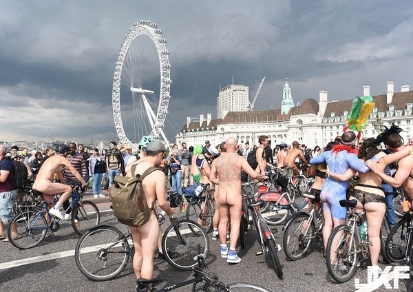 【蜗牛娱乐】裸騎！英國舉辦最養眼的環保活動，騎著騎著都看傻了